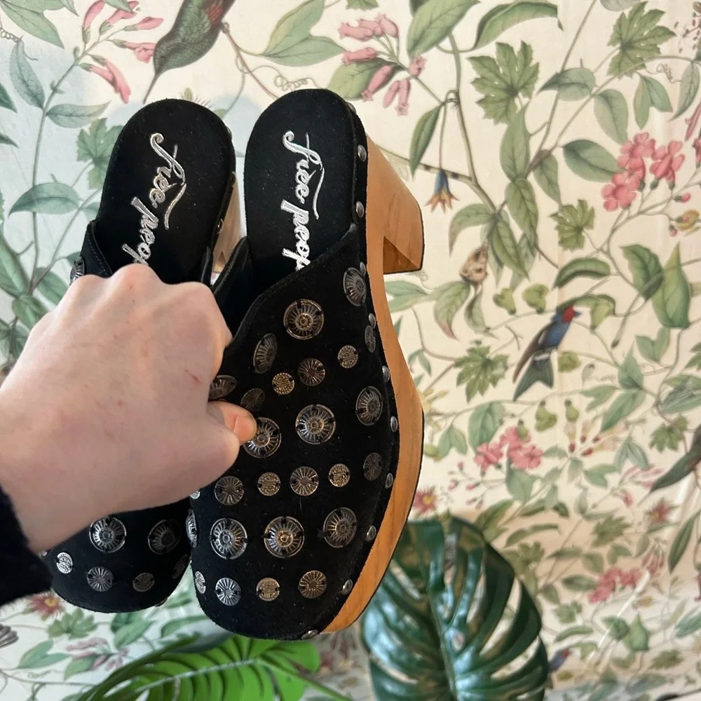 NWT FRee🔥People Black/Tan Studded Clogs SIZE 7.5 - Picture 3 of 6